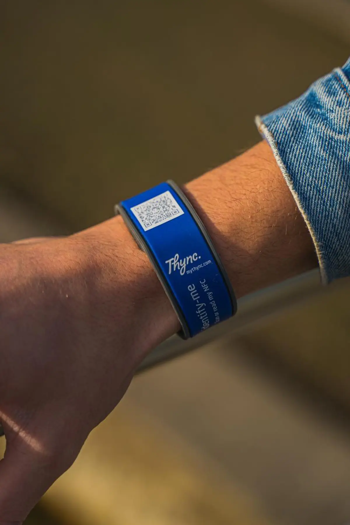 SOS Notfallarmband aus Silikon mit QR-Code und NFC-Chip